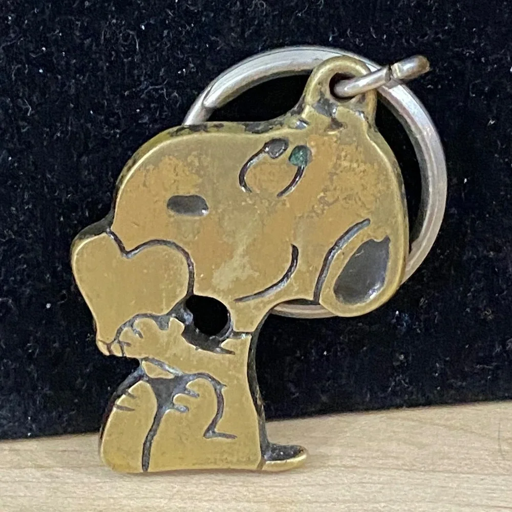 Peanuts Vtg 1958‎ Snoopy Holding Heart Solid Brass Keychain Aviva Rare